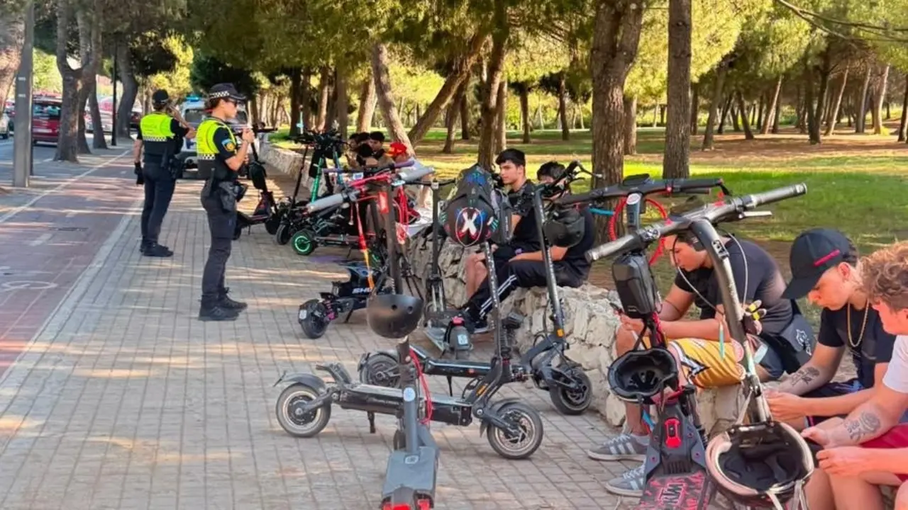 Polic&iacute;a Local de Val&egrave;ncia aborta una quedada masiva de patinetes el&eacute;ctricos en el Parque de Cabecer. | Europa Press