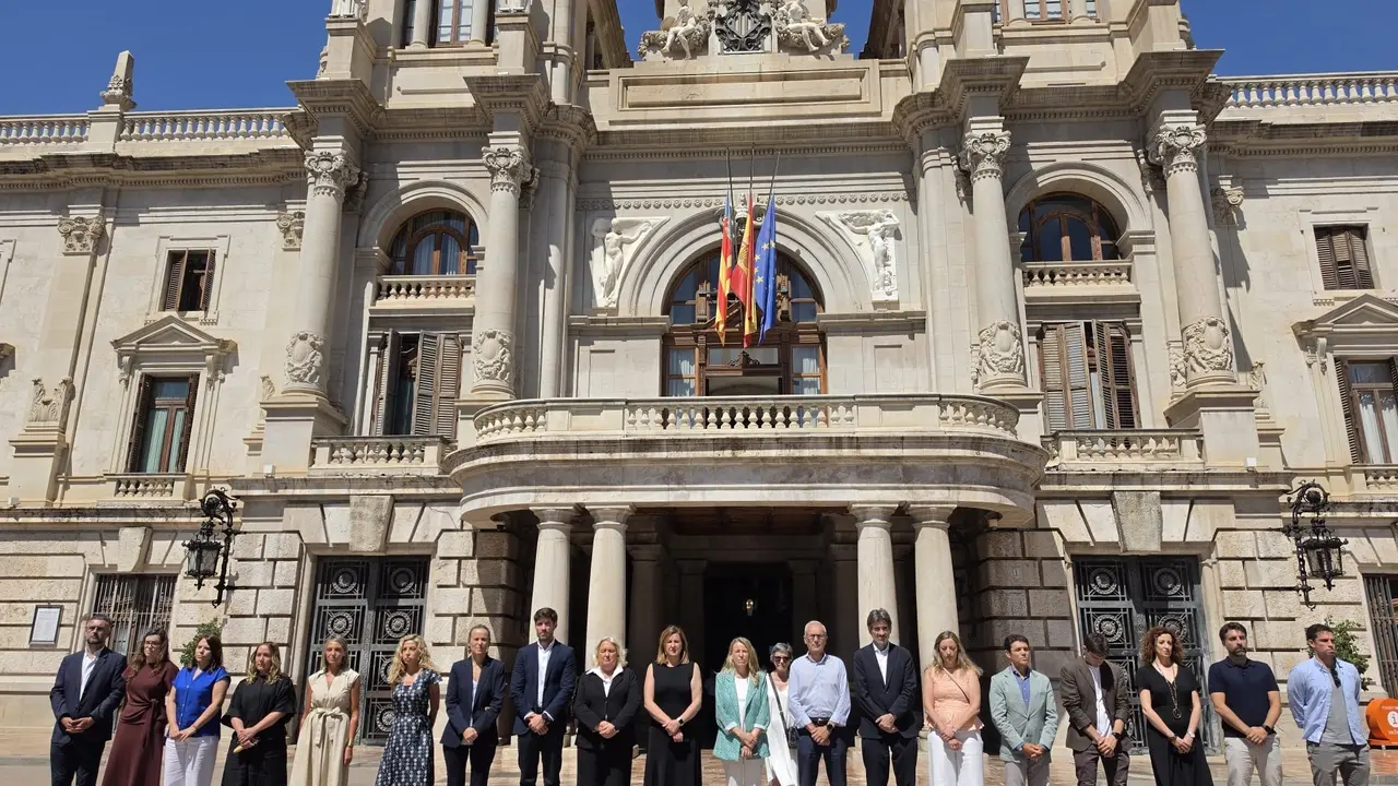 El Ayuntamiento de Val&egrave;ncia recuerda a las v&iacute;ctimas del metro con un minuto de silencio. | Europa Press