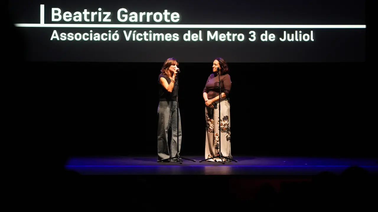 La presidenta de la Asociaci&oacute;n de V&iacute;ctimas del Metro de Valencia, Beatriz Garrote (i), y la portavoz de la Associaci&oacute; de V&iacute;ctimes de la DANA 29 d'Octubre, Maril&oacute; Gradol&iacute; (d). | Europa Press