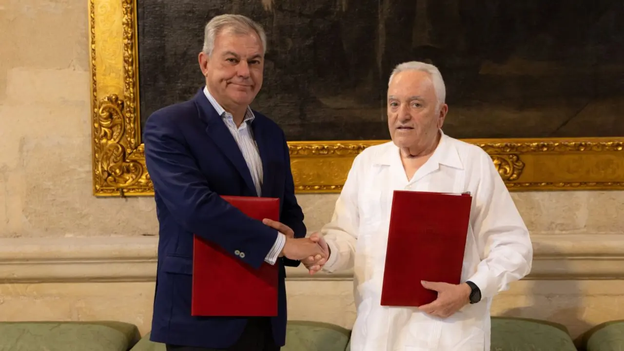 El alcalde de Sevilla, José Luis Sanz, y el presidente de honor del Grupo Azvi y de su fundación, Manuel Contreras Ramos