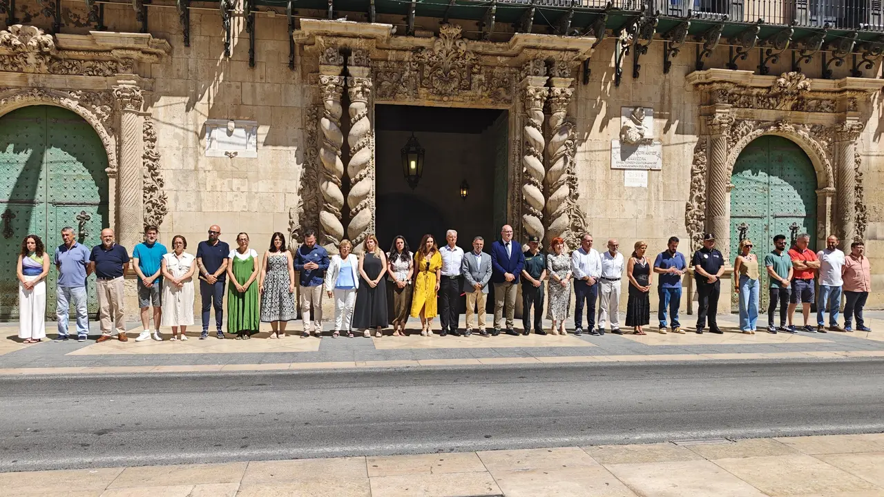 Minuto de silencio celebrado este viernes en la plaza del Ayuntamiento de Alicante | EP