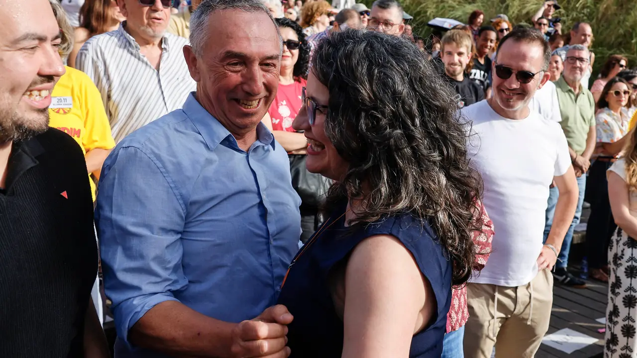 El diputado de Comprom&iacute;s Joan Baldov&iacute; saluda a la exvicepresidenta de la Generalitat Valenciana, M&oacute;nica Oltra. | Europa Press