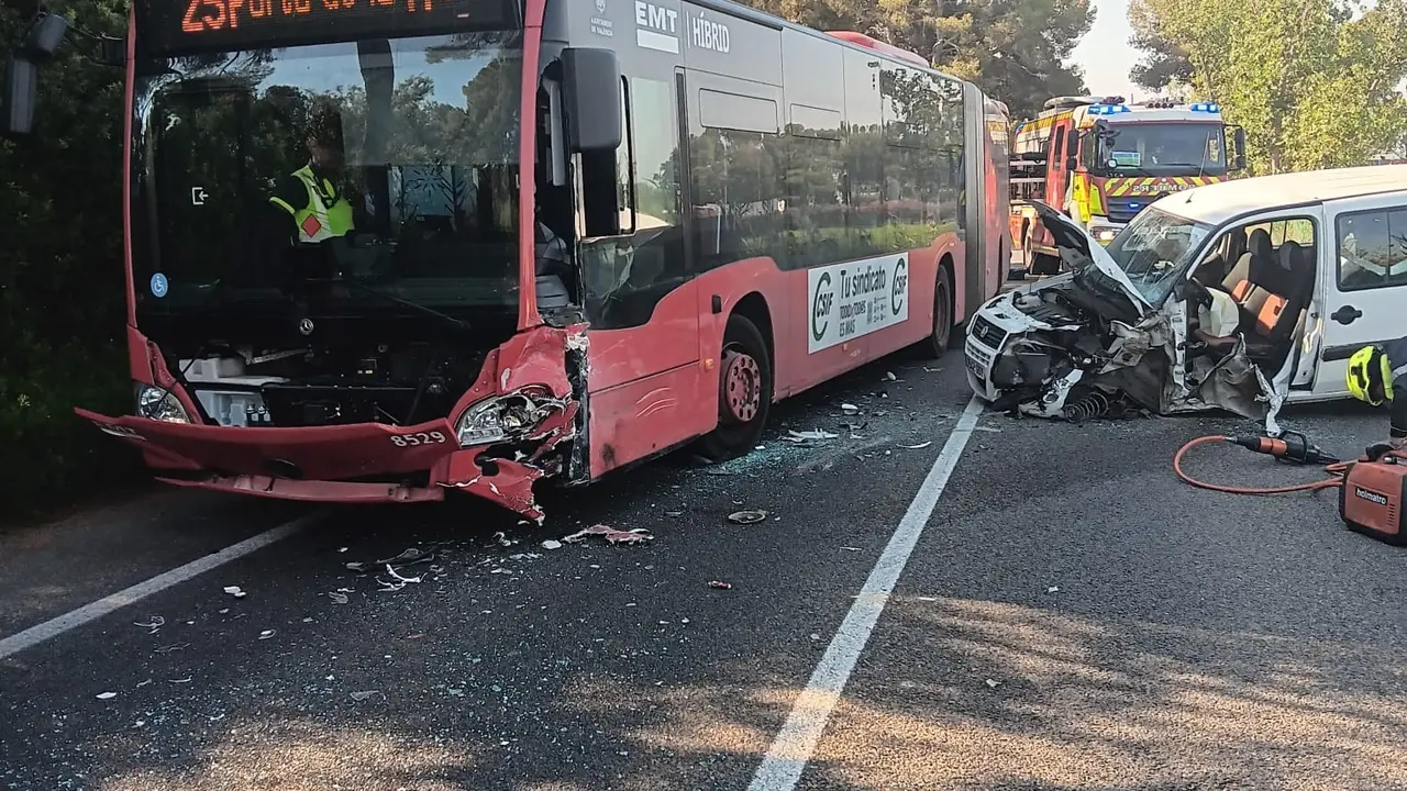 Accidente entre un veh&iacute;culo y un autob&uacute;s de la EMT. | Europa Press
