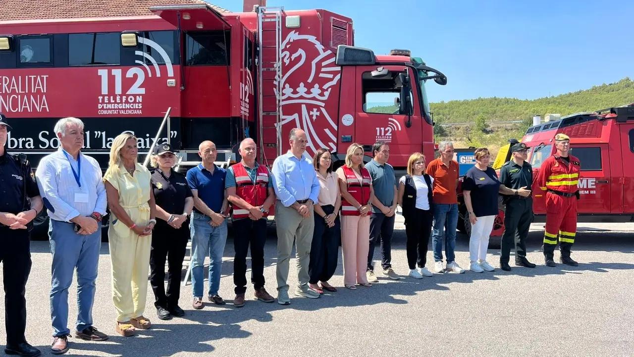 Minuto de silencio por los &uacute;ltimos cr&iacute;menes machistas que se ha guardado este lunes en el puesto de mando avanzado (PMA) del incendio de Soneja. | Europa Press