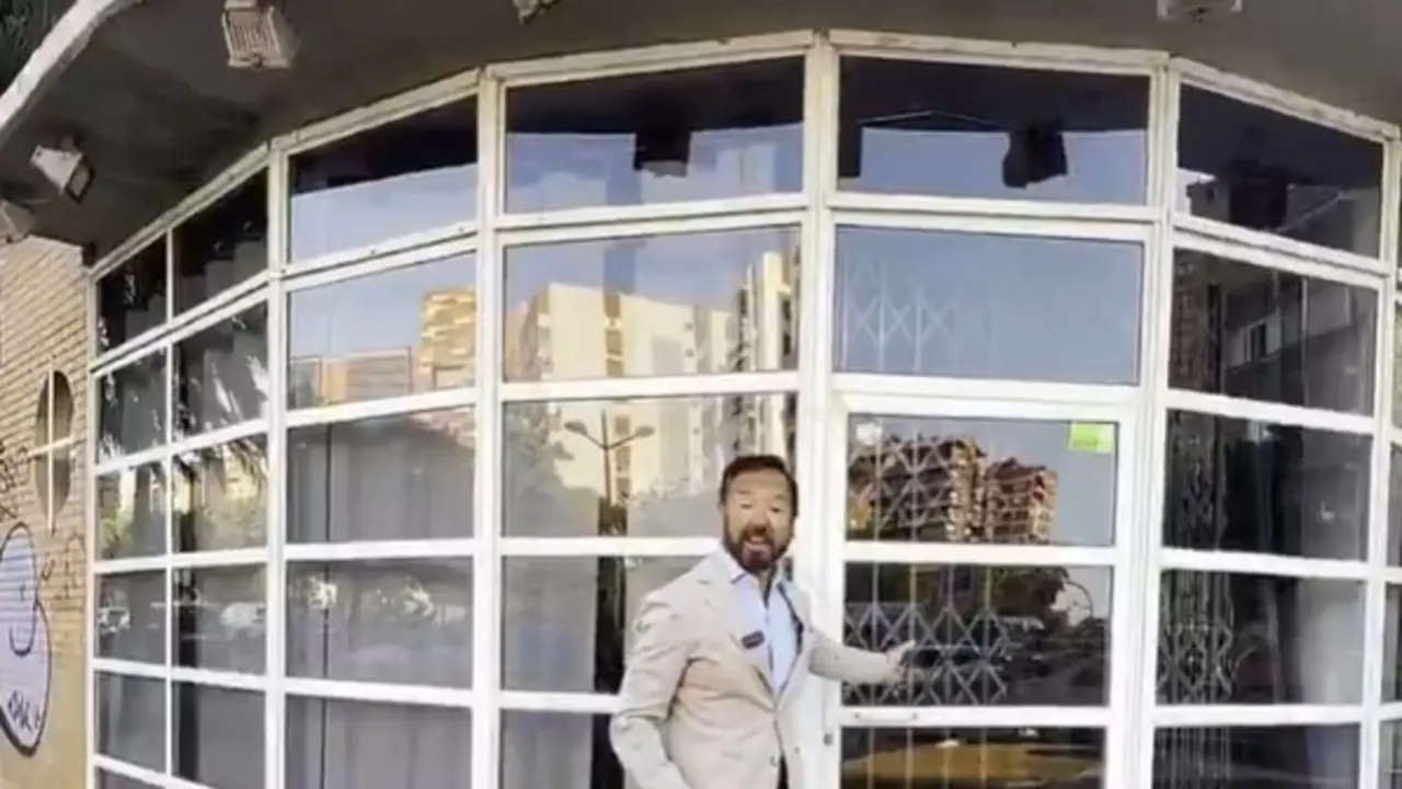 El concejal de Vox en el Ayuntamiento de Val&egrave;ncia Juanma Badenas, frente al local del Sindicat d'Estudiants. | Europa Press
