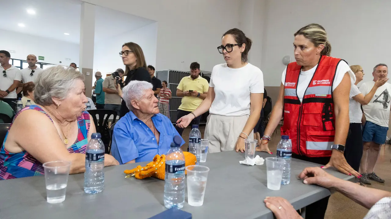 Sal&oacute;n Sociocultural habilitado para los desalojados por el incendio de Soneja. | Europa Press
