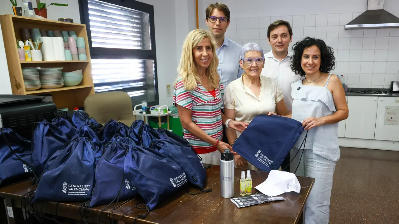 Kits con art&iacute;culos b&aacute;sicos para las personas sin hogar en la ola de calor. | Europa Press