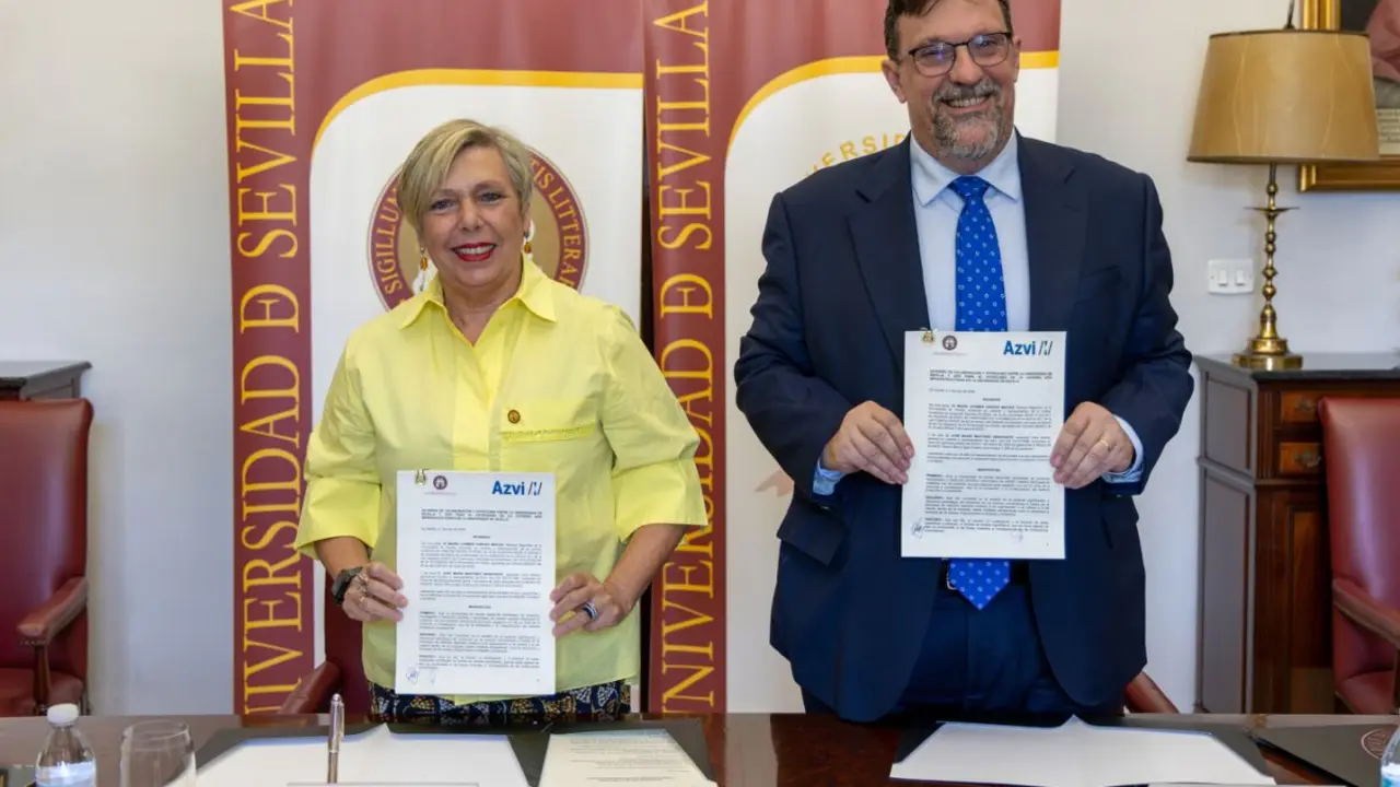 La rectora de la US, Carmen Vargas, y el director general de Azvi, José María Martínez Benavente