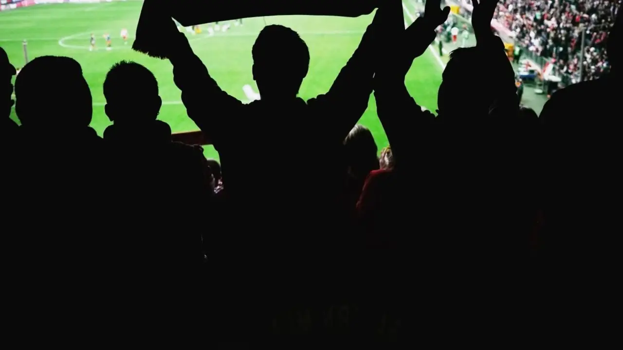 Aficionados en un estadio | 123RF/123ucas