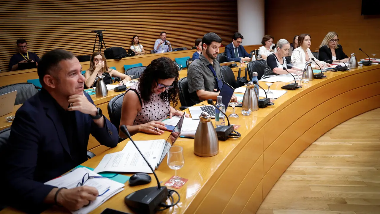 Primeras votaciones de las enmiendas parciales al proyecto de ley de presupuestos de la Generalitat para 2026 este lunes en la comisi&oacute;n de Econom&iacute;a, Presupuestos y Hacienda de Les Corts. | Europa Press