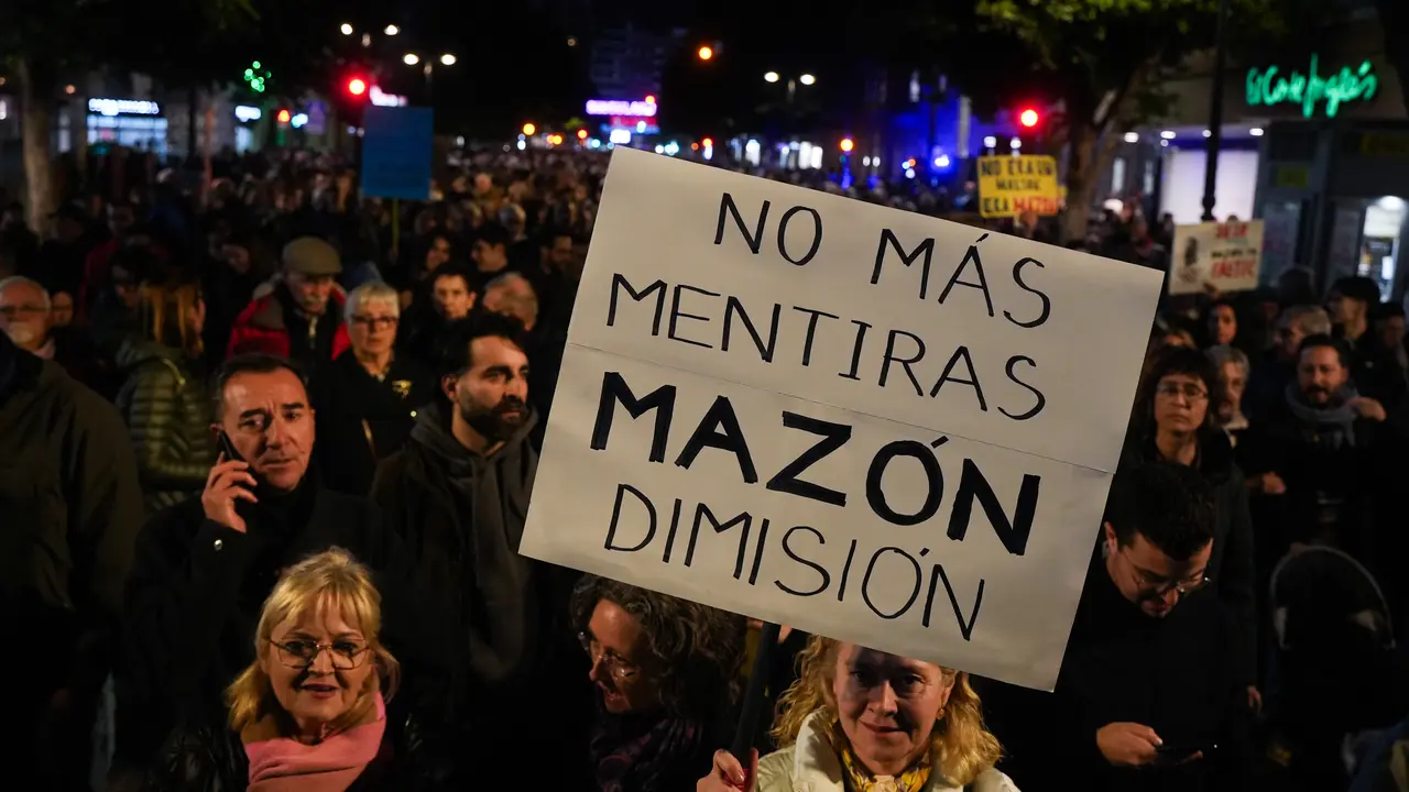 Una mujer sostiene una pancarta durante una manifestaci&oacute;n para exigir la dimisi&oacute;n de Maz&oacute;n. | Europa Press