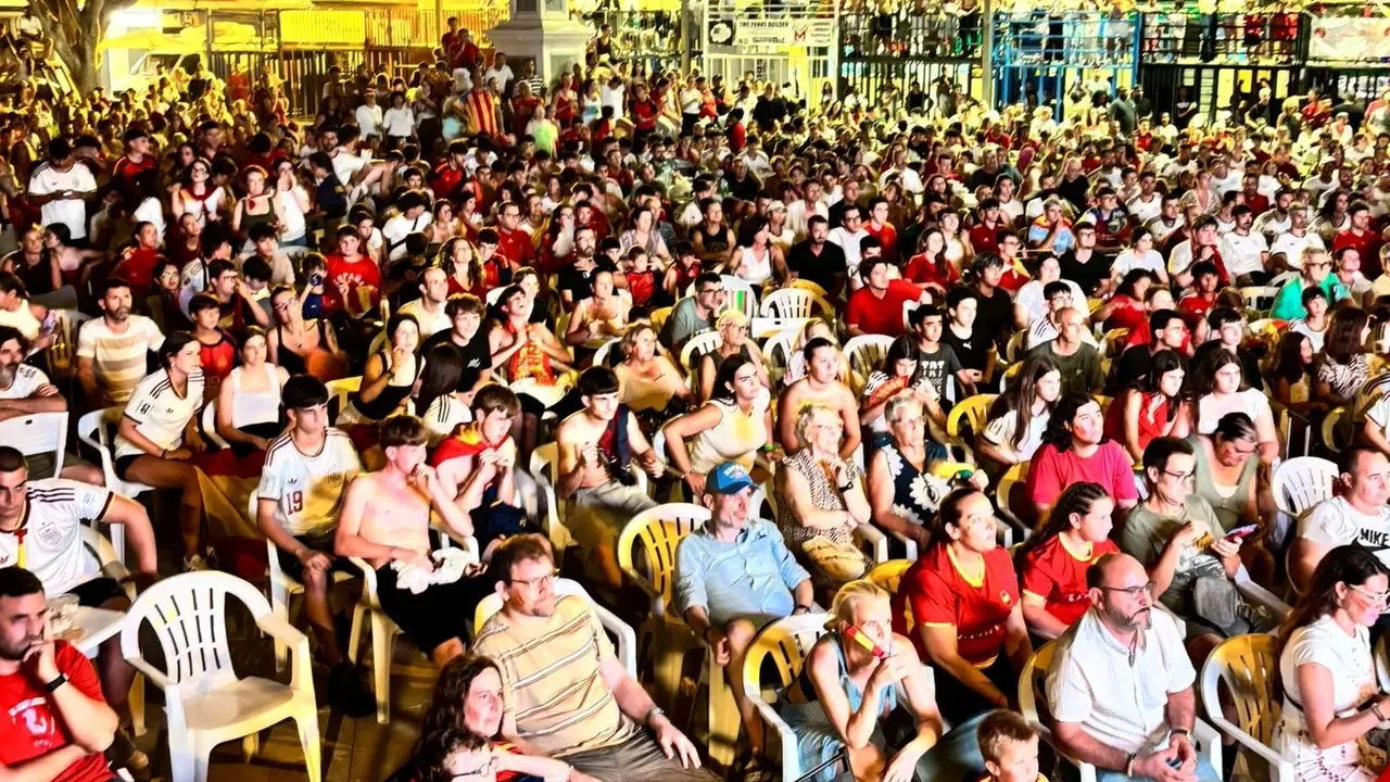 Los vecinos de Foios siguen la final del Mundial de f&uacute;tbol. | Europa Press.