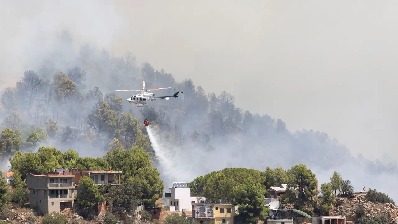 Helic&oacute;ptero durante las labores de extinci&oacute;n de un incendio forestal. | Europa Press.