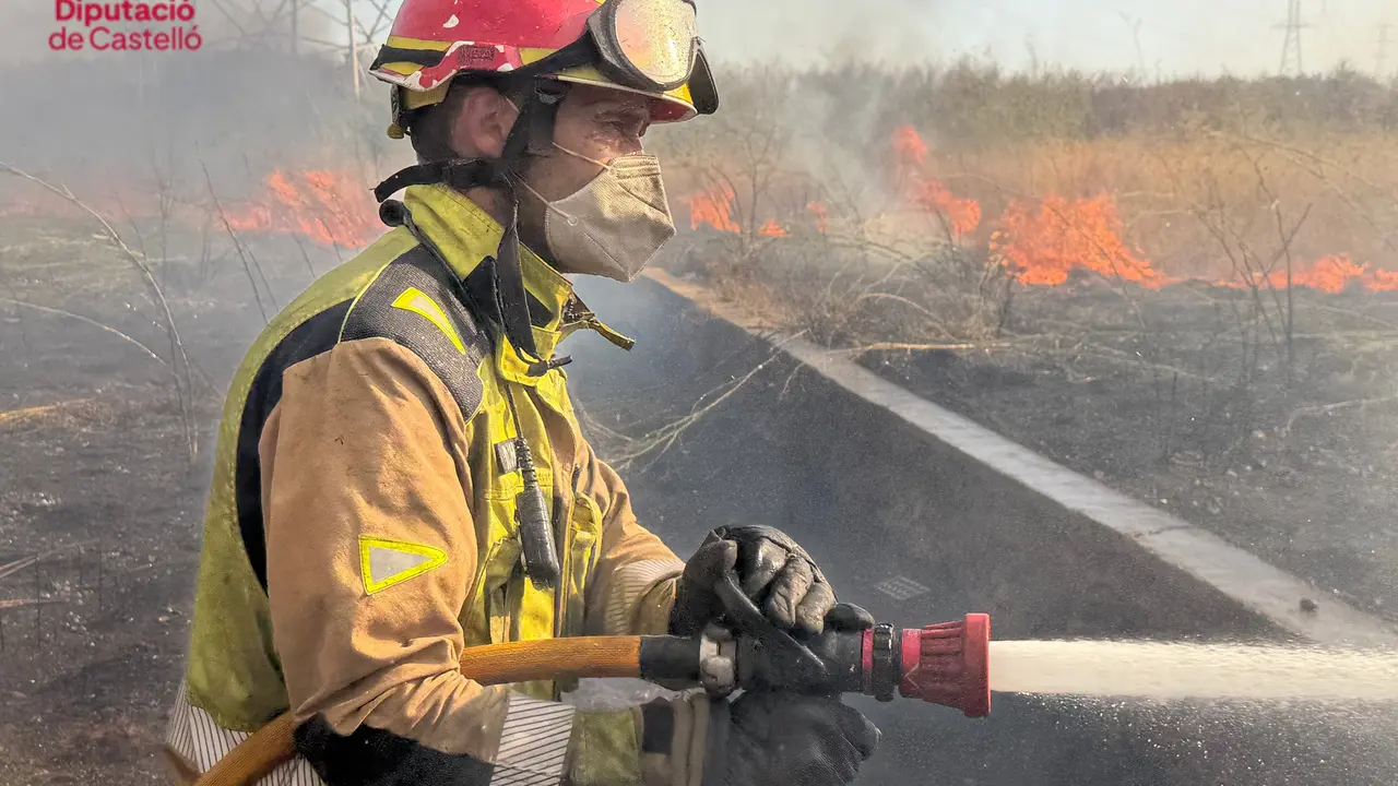 Un bombero en las labores de extinci&oacute;n en la VAll d'Uix&oacute;. | Europa Press.