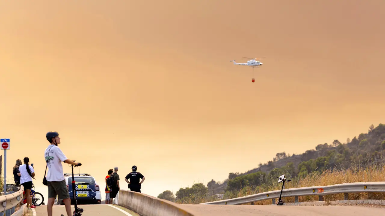 Helic&oacute;ptero durante las labores de extinci&oacute;nFoto Carme Ripolles. | Europa Press.